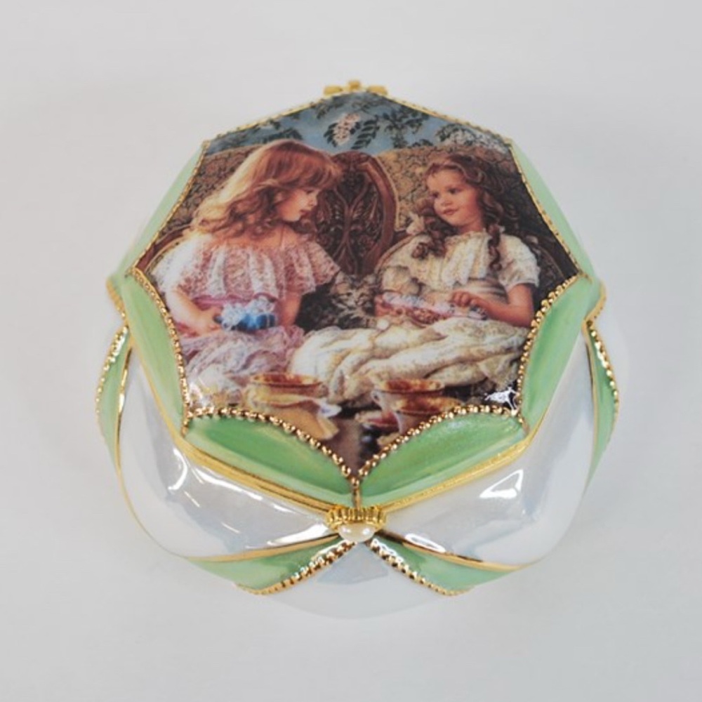 Ardleigh Elliott Sandra Kuck “Best Friends” Porcelain Music Box 0264